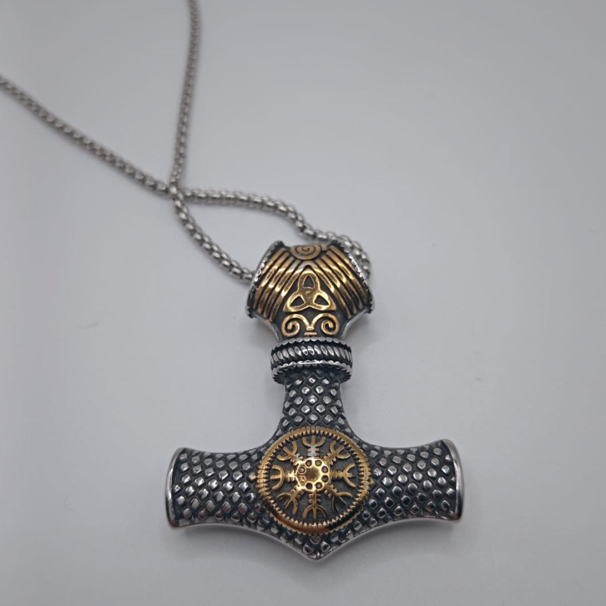 MARTILLO DE THOR CON RUNAS DE PROTECCIÓN