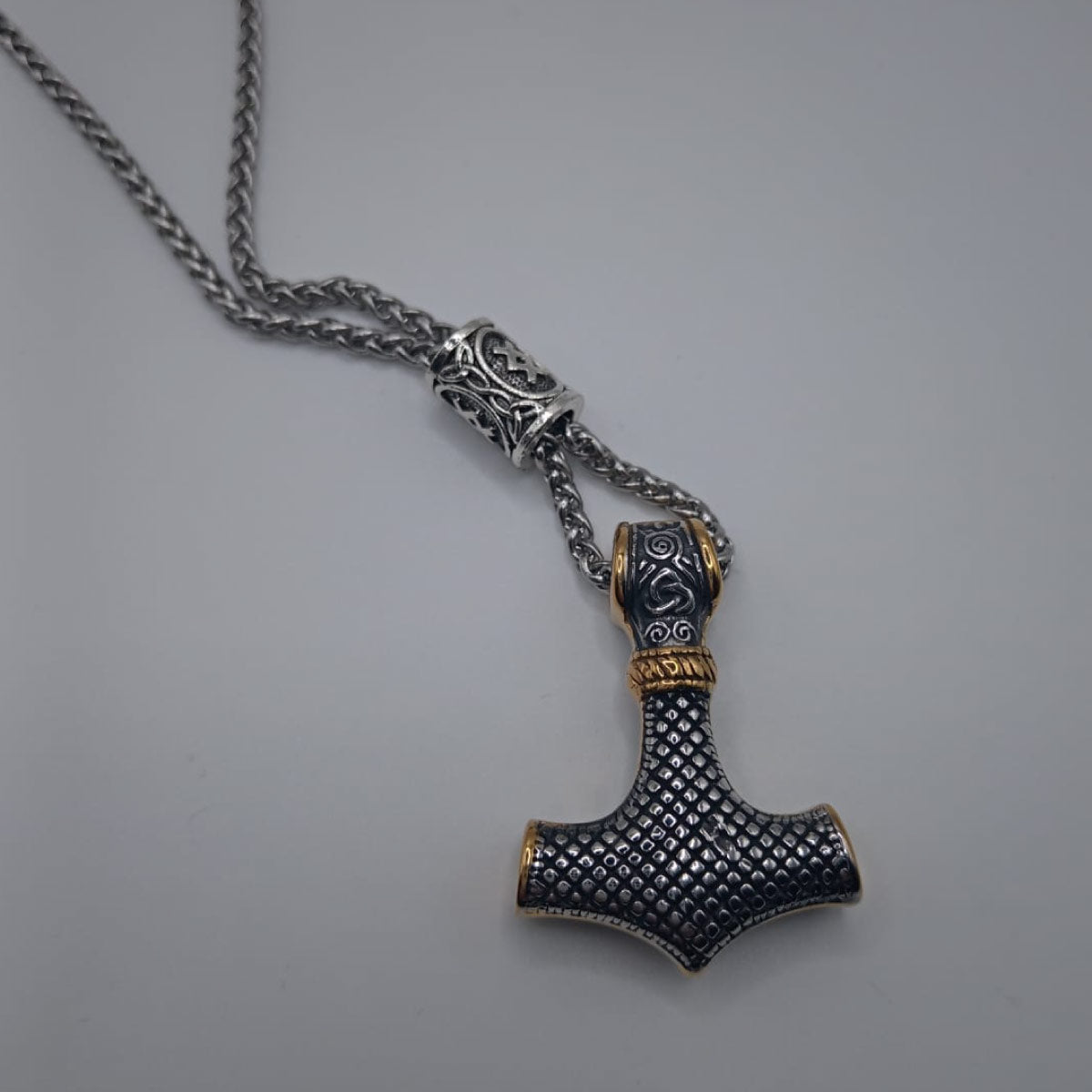 MARTILLO DE THOR CON SIMBOLOGIA NORDICA